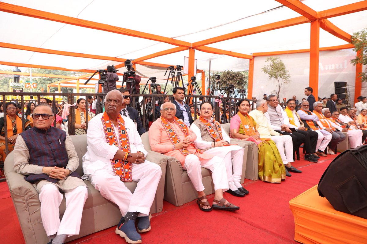 BJP4Gujarat's tweet photo. માનનીય પ્રધાનમંત્રી શ્રી @narendramodi જીએ આજે મન કી બાત કાર્યક્રમ દ્વારા દેશવાસીઓ સાથે સંવાદ કર્યો. 

આ અવસરે કર્ણાવતી મહાનગર ખાતે આયોજિત સંવિધાન ગૌરવ અભિયાન કાર્યક્રમમાં ભારતીય જનતા પાર્ટીના રાષ્ટ્રીય અધ્યક્ષ અને કેન્દ્રીય આરોગ્ય મંત્રી આદરણીય શ્રી @JPNadda જી તથા માનનીય મુખ્યમંત્રી શ્રી @Bhupendrapbjp સહિત હોદ્દેદારો અને કાર્યકર્તાઓએ મન કી બાત કાર્યક્રમ નિહાળી માનનીય પ્રધાનમંત્રીશ્રીનું માર્ગદર્શન મેળવ્યું.