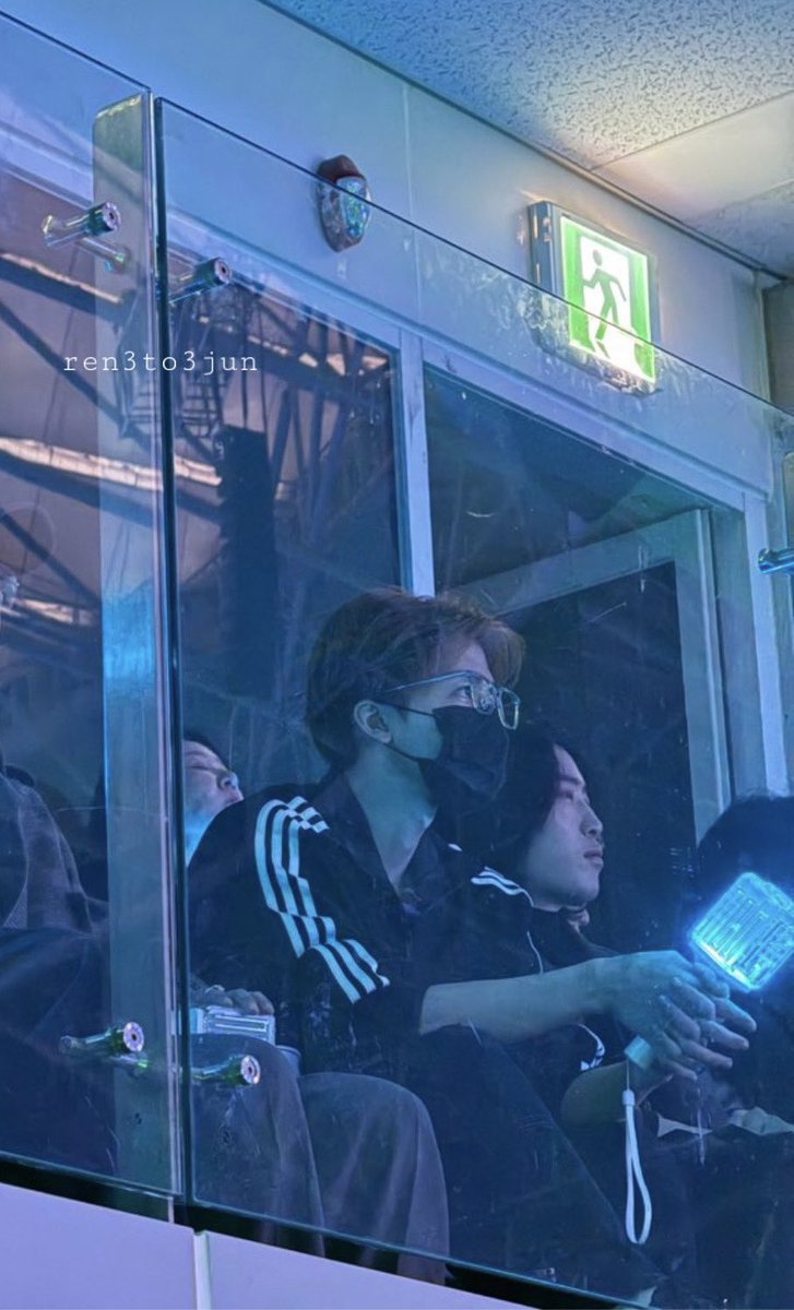 แล้วดูลุคที่แจมินใส่ไปดูคอนเสิร์ตของพี่ตัวเลขดิ กุตายได้เลยย ไหนจะแว่นเอยผมแบบไม่เซ้ทเอยถือแท่งไฟ วัสดุแฟนเรา10000% หล่ออ่ะพี่ㅠㅠㅠㅠ