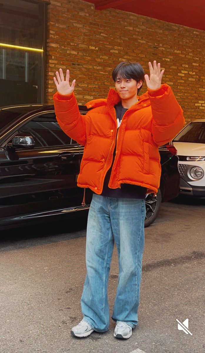 주황패딩 실제로 보면 이쁜데..ㅋㅋㅋㅋㅋㅋ
선호 혼자 셀카찍어준게 너무 간절함이 없어서
같이 찍은거 잘라서 올리기 + 내가 좋아하는 슬렌더 서노 전신 🫶

#유선호