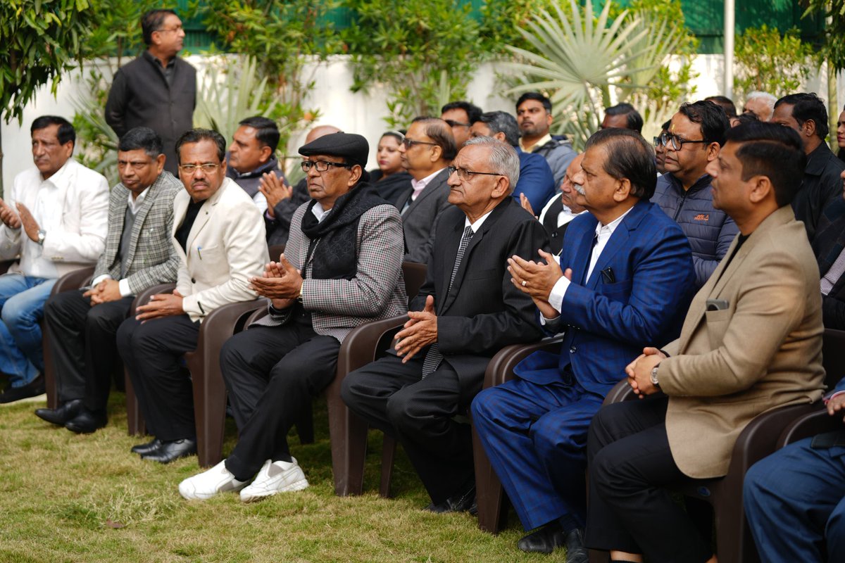 आज अपने आवास पर अग्रवाल समाज के प्रतिनिधियों से मुलाक़ात की और आम आदमी पार्टी को उनके निरंतर समर्थन के लिए धन्यवाद दिया। 

महाराजा अग्रसेन जी के आशीर्वाद से हमने दिल्ली के लोगों की सच्चे मन से सेवा की है और आगे भी यूँ ही करते रहेंगे।