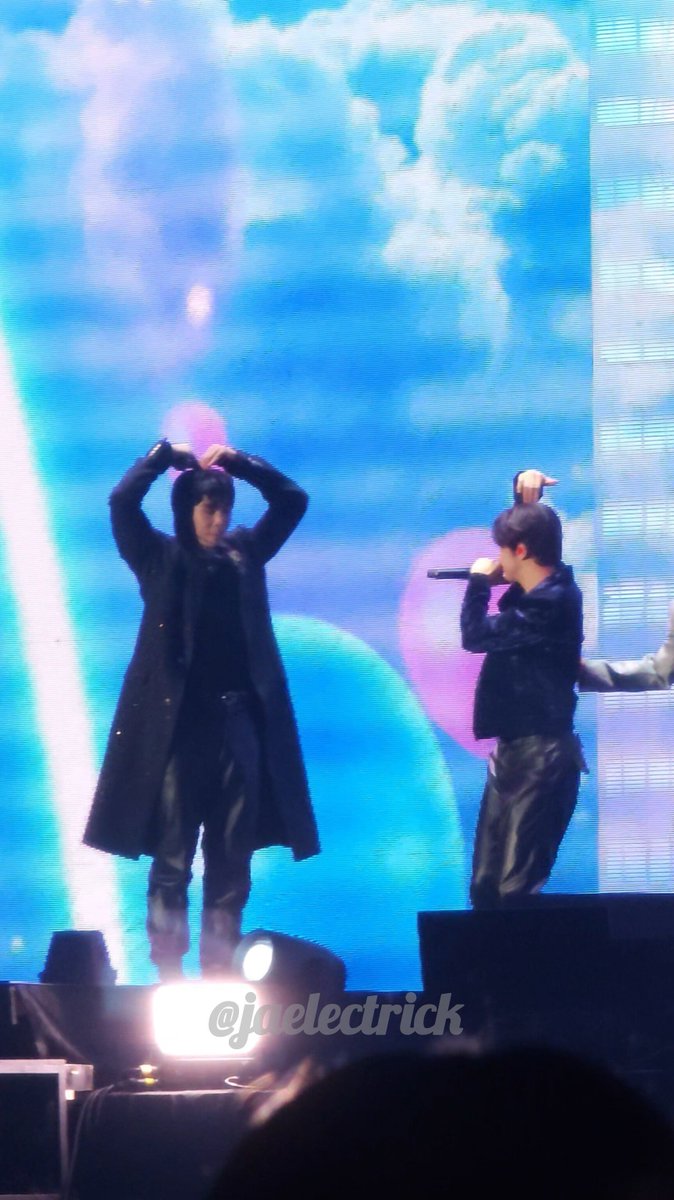 jaelectrick's tweet photo. 250119 

THIS QUALITY IS SO BAD I'M SORRY BUT I LOVE MY SUH FAM 😭😭😭 https://t.co/6uU0faanNN