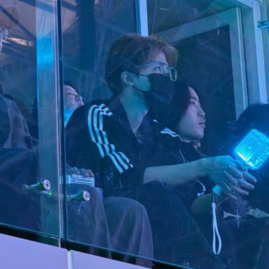 0nyourtam's tweet image. อยากมาดูคอนเสิร์ตกับแฟนแบบคู่อื่นเขาจัง แต่แฟนเราดันอยู่บนเวที