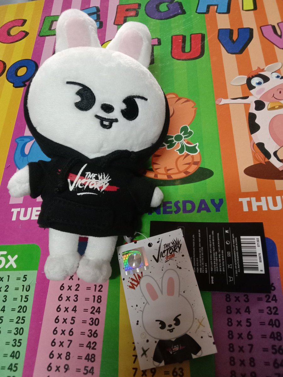 Stay_sol00's tweet photo. WTS
Jinniret face pouch fluffy (chocolate factory fanmeeting)
Leebit original plushie the victory ver 1
Both only open once/twice to check condition
Price: QYOP
Reason to sell: need money for uni fees

I hope whoever sees this can help rt 🙏

#pasarskz #pasarstraykids #pasarskzmy https://t.co/niD1eg9USf