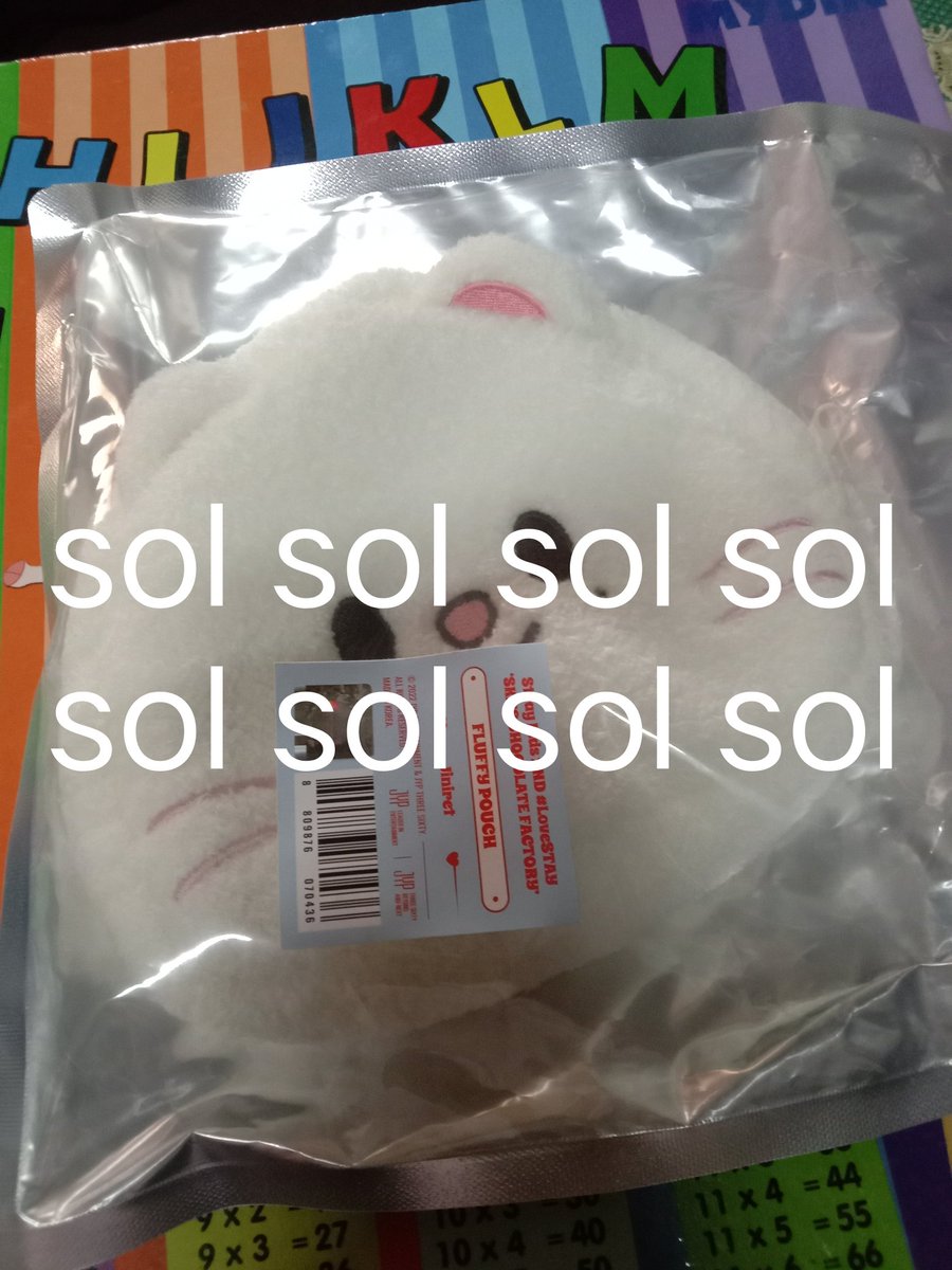 Stay_sol00's tweet photo. WTS
Jinniret face pouch fluffy (chocolate factory fanmeeting)
Leebit original plushie the victory ver 1
Both only open once/twice to check condition
Price: QYOP
Reason to sell: need money for uni fees

I hope whoever sees this can help rt 🙏

#pasarskz #pasarstraykids #pasarskzmy https://t.co/niD1eg9USf