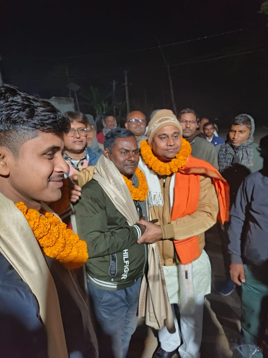SCPrabhakar's tweet photo. जब आप संगठित होकर, धर्म,जाति और दल से उपर उठकर अपनी आवाज को बुलंद करते हैं तो एक सशक्त नेतृत्वकर्ता का आगमन होता है।
विजयी यात्रा में अपना १००% देने वाले शिक्षकों/स्नातकों का उत्साह का क्या कहना...
जय हो ✨🙏💮🏵️
#MLC #Banidhar_Brajwasi #unity #teacher #Bihar #Minapur #Graduates https://t.co/o2W7LHGfpl