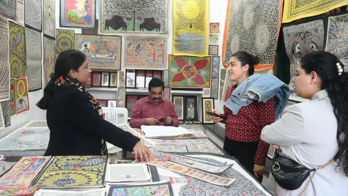 official_umsas's tweet image. भोपाल हाट, अरेरा हिल्स, भोपाल में आयोजित बिहार क्राफ्ट फेयर 2025 हस्तशिल्प एवं हस्तकरघा प्रदर्शनी-सह-बिक्री में #MadeInBihar उत्पादों की विशाल रेंज उपलब्ध है। 

स्थान: भोपाल हाट, अरेरा हिल्स, भोपाल
तिथि: 17 से 26 जनवरी 2025
समय: सुबह 10:30 बजे से रात 10:00 बजे तक