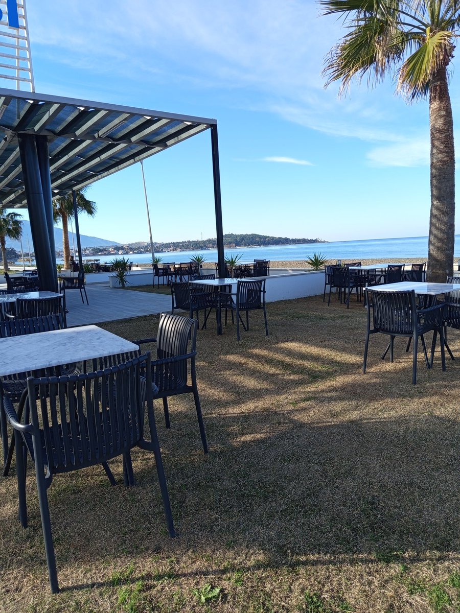 Hiçbir görüntü kirliliği ve engel yaratmayan bu şirin sahil kafeteryası için <a href="/ArsuzBelediyesi/">Arsuz Belediyesi</a> Başkanı Sayın <a href="/samiustunbb/">Sami Üstün</a>'e teşekkürler!