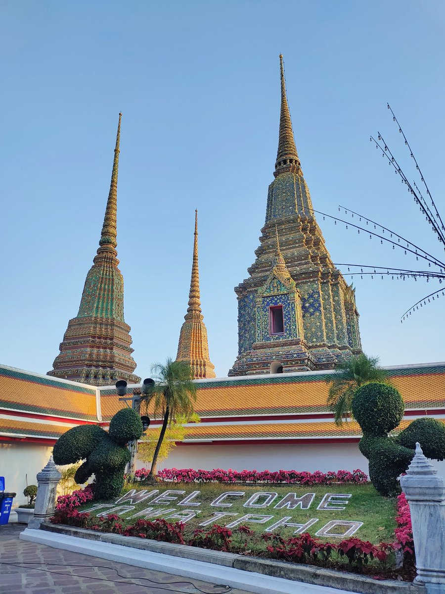 CrocusVT's tweet photo. #โครคัสไปไหนมา
ไป #วัดโพธิ์ หรือวัดพระเชตุพนวิมลมังคลาราม มีงานออกร้านขายของในสไตล์ภาคเหนือด้วยค่ะ ส่วนทางเราไปถึงงานช่วงเย็นๆ อากาศกำลังดี ได้เดินสำรวจพื้นที่ และกราบไหว้เพื่อเสริมดวงกาชา เอ๊ะ  ไม่ใช่สิ เพื่อความเป็นสิริมงคลค่ะ 😔 ✨ ❄️🪻(1)
#CrocusVT #วีเสี่ยงๆ #VtuberTH https://t.co/adNNRXnI63