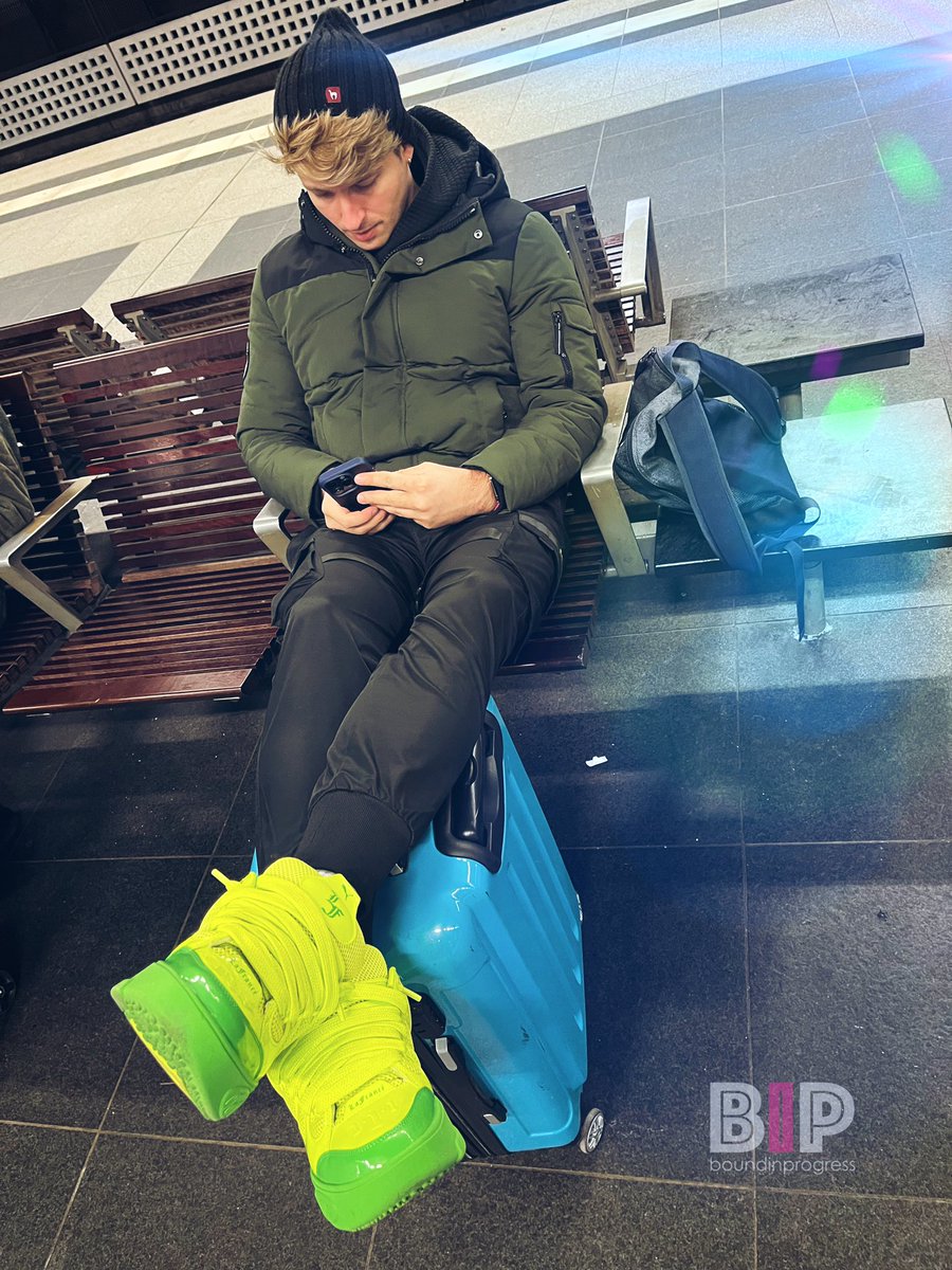 Hey guys, i am heading to Berlin for a short vacation and visit some friends. Do you think I am getting tied up on my new puma sneaks 💚 🤔 #boundinprogress #berlin #bondage #sebastiangarter