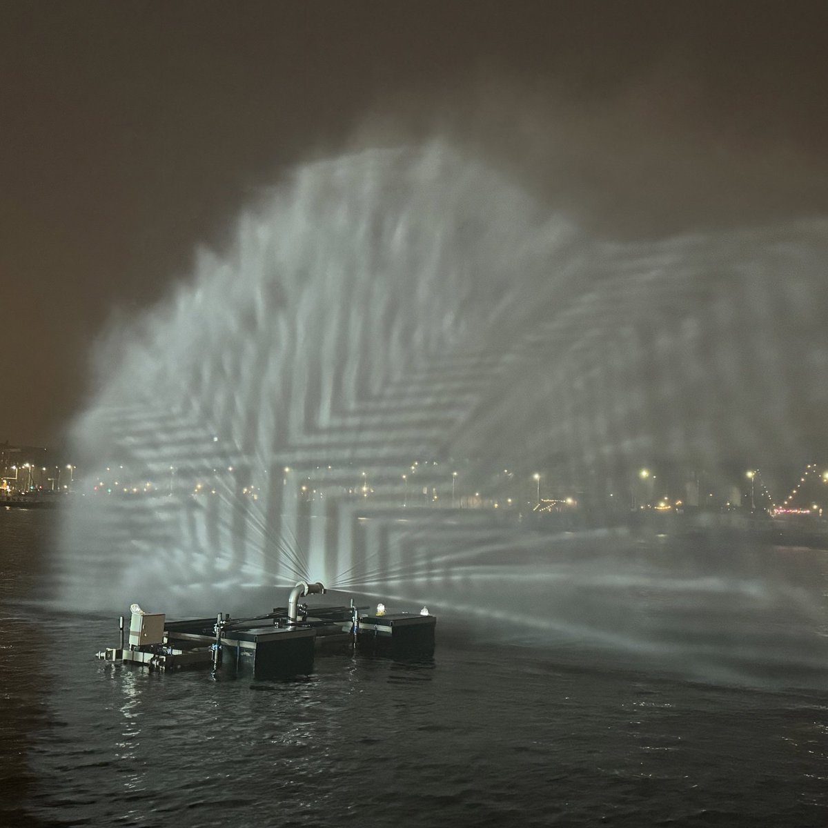 MetaVeerman's tweet photo. Daar wordt een mens vrolijk van: het lichtfestival dat licht in donkere dagen brengt! Vanavond voor het laatst in Amsterdam.
📸 lichtinstallaties van de Spaanse kunstenaar Javier Riera.
#AmsterdamLightFestival
#Amsterdam #LightFestival
#LightArt #JavierRiera https://t.co/FO9sHCTS3D