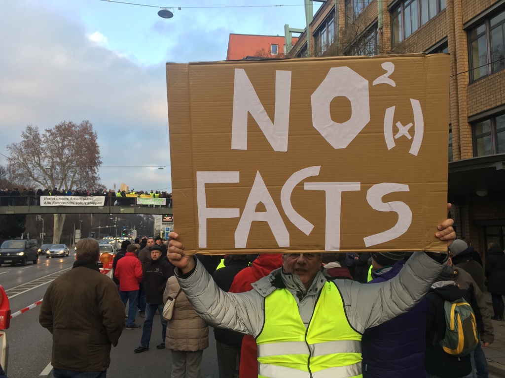 achimdittler's tweet image. Nachdem 2016 der #Feinstaubalarm in #Stuttgart das Licht der Welt erblickte, kam es 2019 in #Stuttgart zu Demonstrationen (hier: 19.1.2019 am #Neckartor 👇) wegen des #Dieselfahrverbot|s. 
Am 30.1.2019 erbat BKIn Merkel von der @Leopoldina eine Stellungnahme zur NO2-Thematik. 1/2