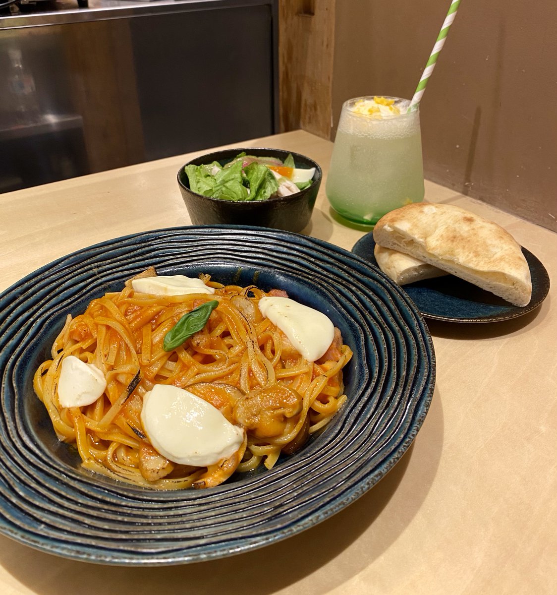 pink37564's tweet photo. 東京/丸の内
『エビノスパゲッティ 丸ビル店』
・とろーりチーズのトマトソースパスタ
・スタークリームソーダ

マリオとのコラボメニュー🍝特典のコースターもゲット🌟 https://t.co/0hlBhsXbbU