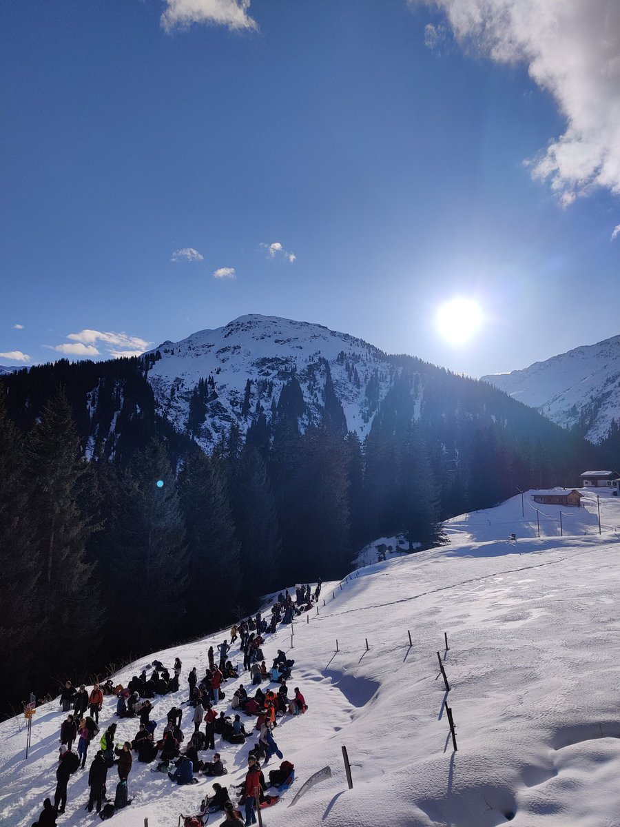 EG_Berlin's tweet photo. #StrikeWEF Teil 2: heute gehen wir so richtig steil!
Wir marschieren direkt auf die Festung Davos zu - den Gipfel der Ungerechtigkeit. Das WorldExploitationForum steht für Kapitalismus, Neokolonialismus und Greenwashing, dagegen stellen wir uns heute kreativ mit unseren Körpern! https://t.co/U31C4F2PES