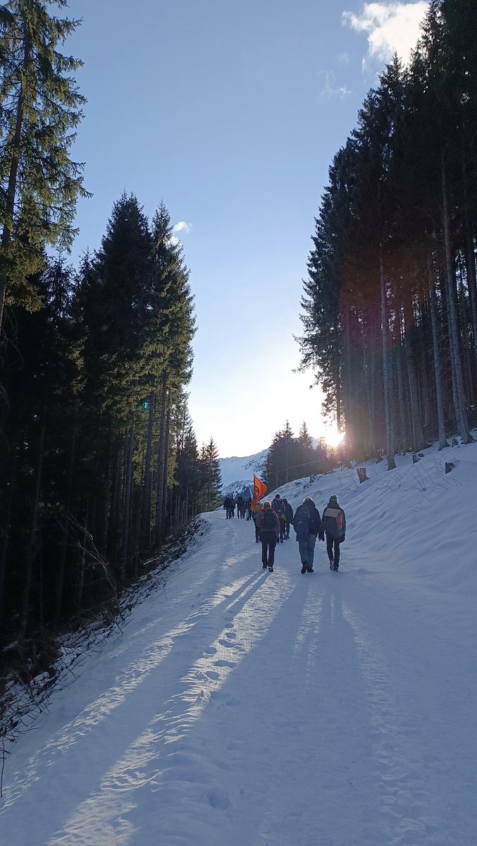 EG_Berlin's tweet photo. #StrikeWEF Teil 2: heute gehen wir so richtig steil!
Wir marschieren direkt auf die Festung Davos zu - den Gipfel der Ungerechtigkeit. Das WorldExploitationForum steht für Kapitalismus, Neokolonialismus und Greenwashing, dagegen stellen wir uns heute kreativ mit unseren Körpern! https://t.co/U31C4F2PES
