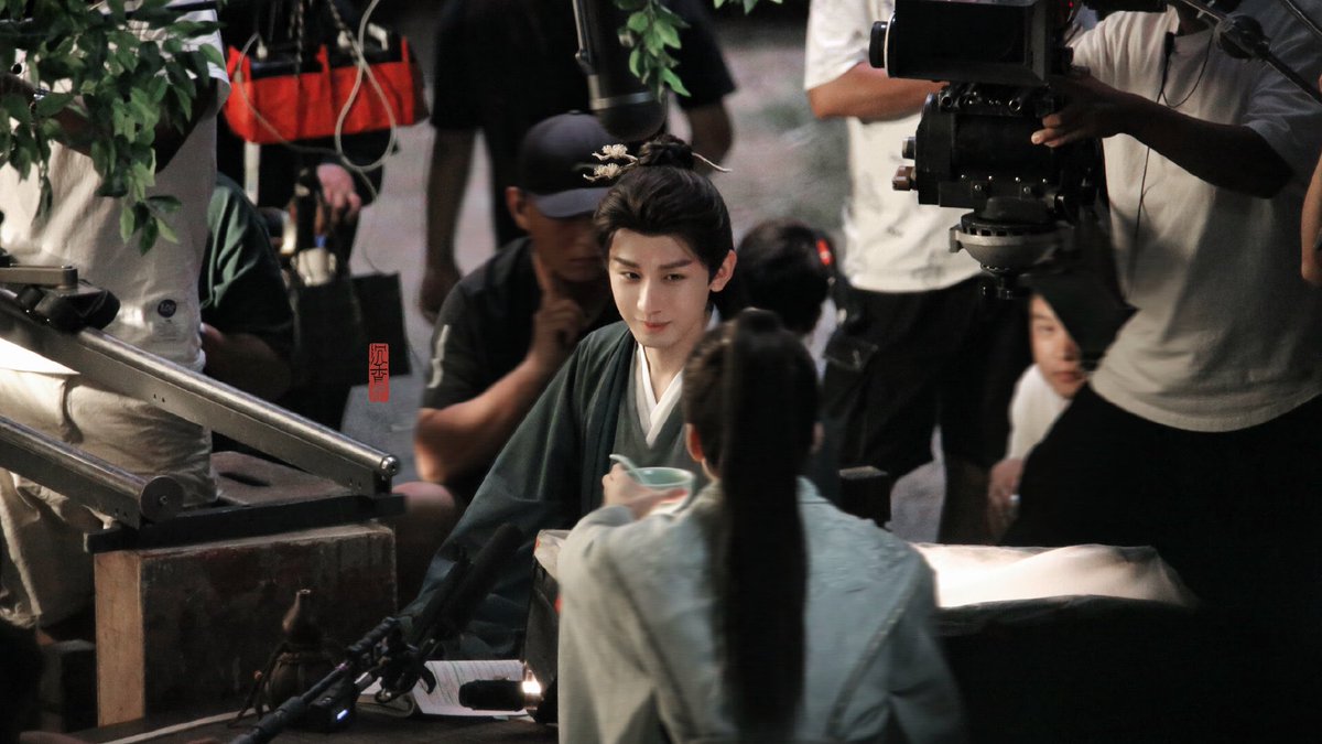 xiqis_'s tweet photo. look at li lianhua's smile when xiaobao hands him the medicine he made for him https://t.co/OrN4sTRLOD