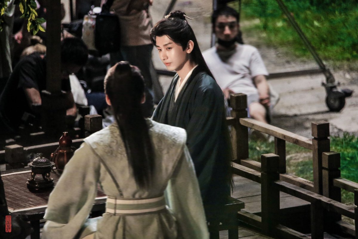 xiqis_'s tweet photo. look at li lianhua's smile when xiaobao hands him the medicine he made for him https://t.co/OrN4sTRLOD