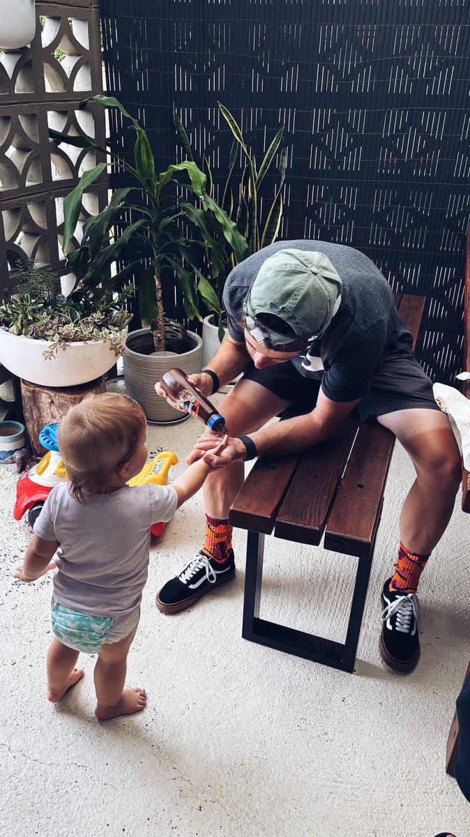 How to know your niece is Australian, likes barbecue sauce on absolutely everything anything. Even her own finger 😂