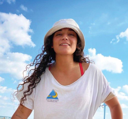 🔴Acaba de entrar en vigor el alto en fuego en Gaza. Israel ha detenido sus ataques. Comienza el primer día de alivio para la población palestina, masacrada durante 15 meses. 

Ya se conocen los nombres de las tres mujeres que Hamas va a liberar hoy:  Romi Gonen (24 años); Doron