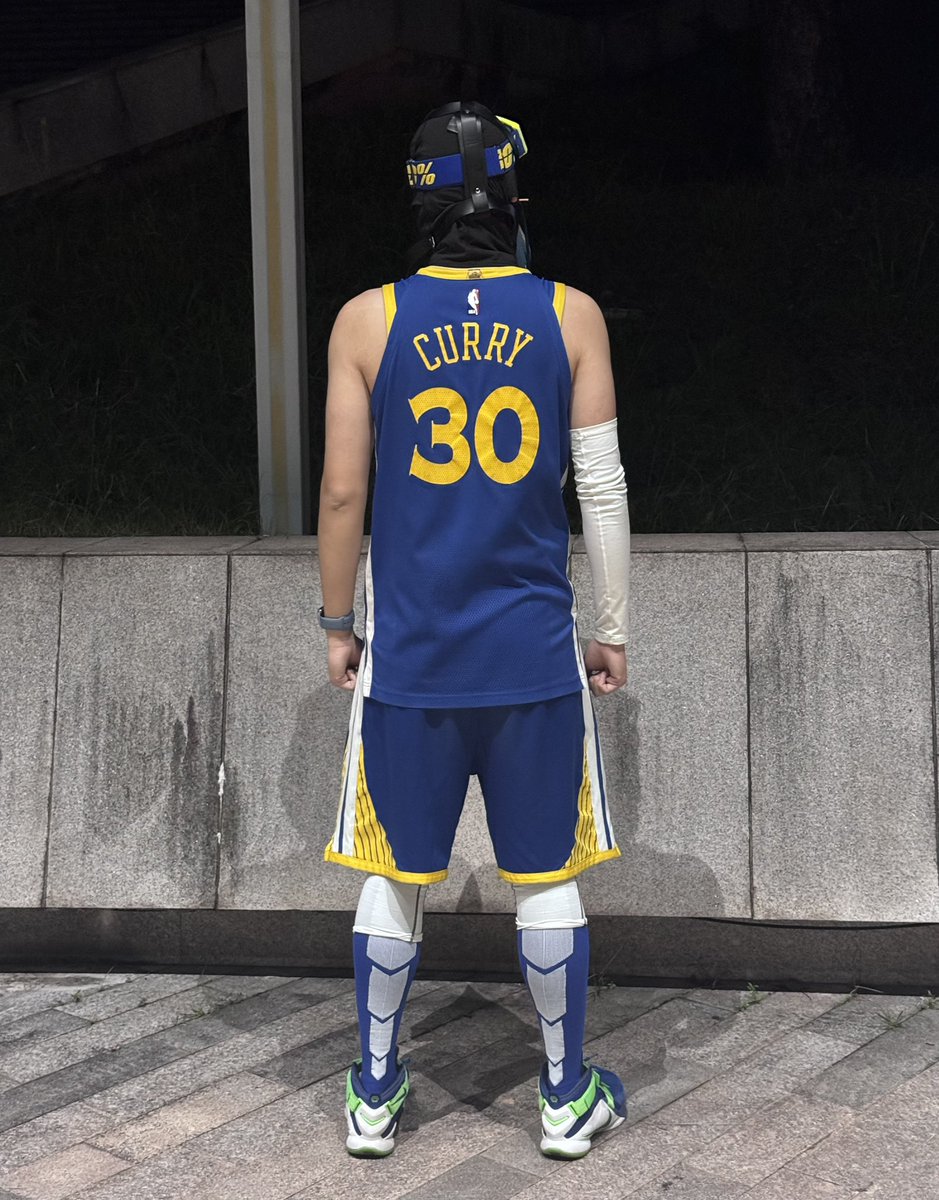 今天的任务：头绑闻着战靴，下面锁着并套上战靴羞辱，在凌晨五点在正门走入体育馆，并在操场跑了一圈🥵