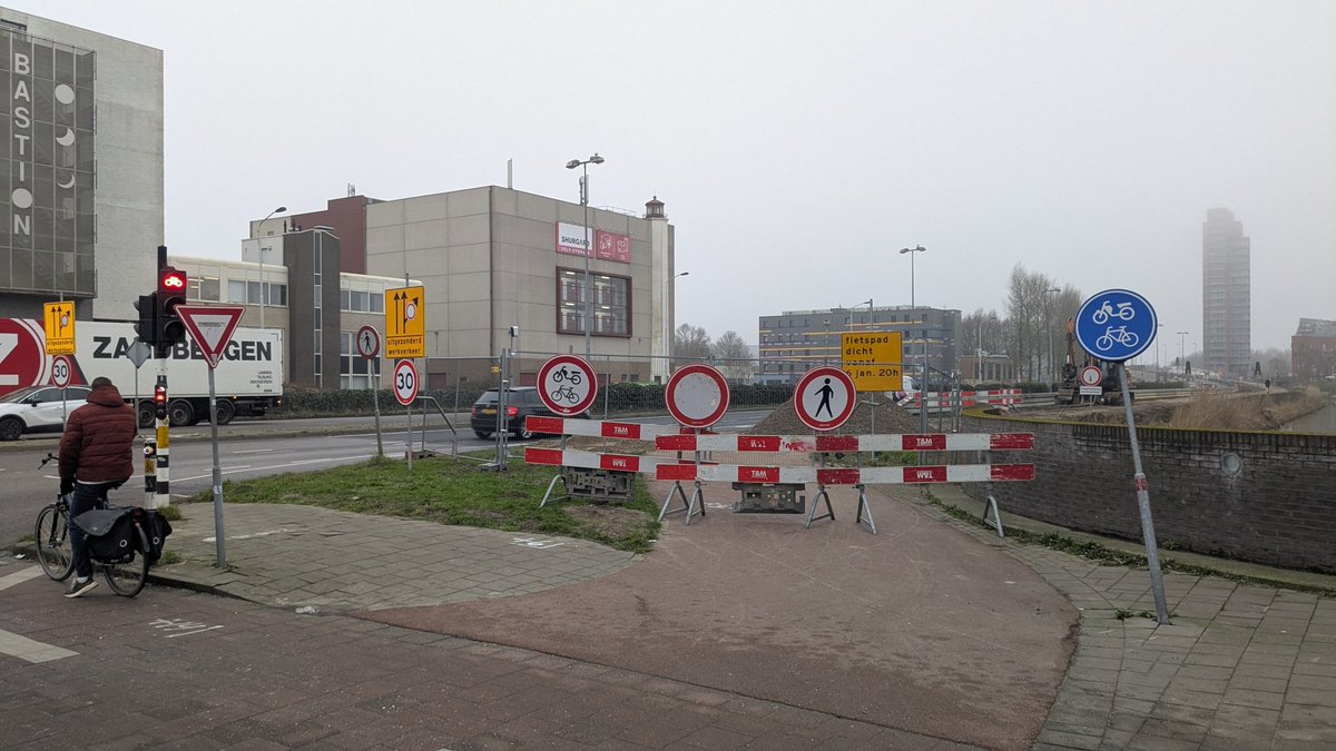 DickMarinus's tweet photo. Nu het verplichte fietspad van de den Uylweg is afgesloten mag je (als je levensmoe bent) gewoon over de den Uylweg fietsen... Toch? https://t.co/R8C6iBYyhb