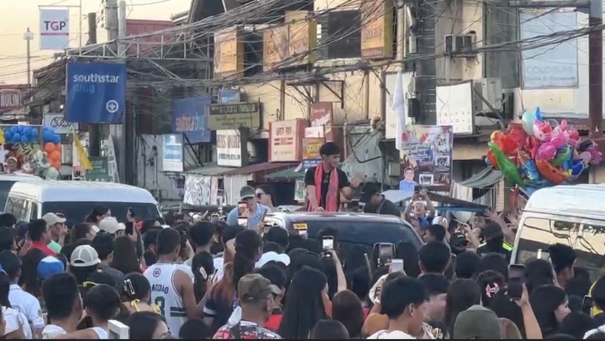 Kala tatakbo sa pag konsehal si mak mak daming tao

JMIBARRA JOINS BULAKenyo
JMIBARRA JOINS BULAKenyo