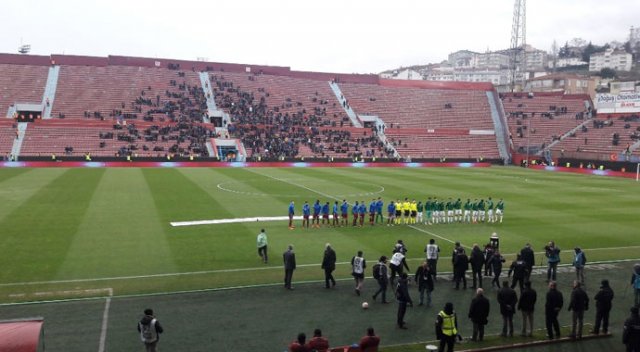 deplasske's tweet photo. "ulaşım sıkıntı, park sıkıntı, araba beşirli'de gardaşım, maç sonu dolmuş yok vs"

şehrin göbeğindeki, yürüme mesafesindeki AVNİ AKER'e veda maçında tribünler...

sorun asla ulaşım değil, park değil, transfer değil.

sorun; kendisinde sorun görmeyenler. taraftar gruplarından münferitlere... herkes.

sorun; HEPİMİZİZ.