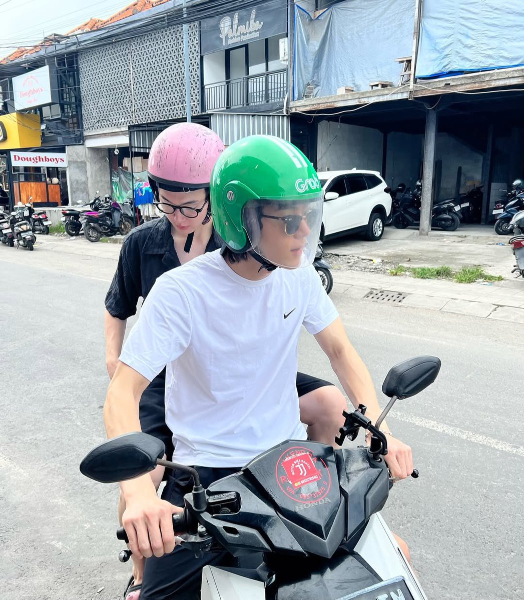 arohaconfess's tweet photo. helm pink, helm gr4b, motor honda 😭😭☝️ arc!
https://t.co/JDBg8hfQYT