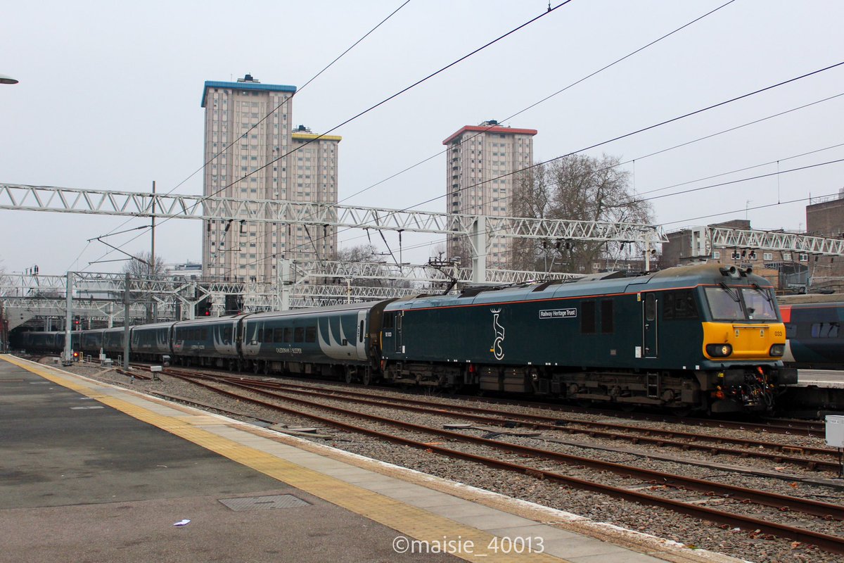 maisie_40013's tweet image. 92033 “Railway Heritage Trust” arriving into London Euston finishing 1M16 from Aberdeen &amp;amp; Inverness. 
18/01/25 #class92 #GBRf #caledoniansleeper #euston #WCML