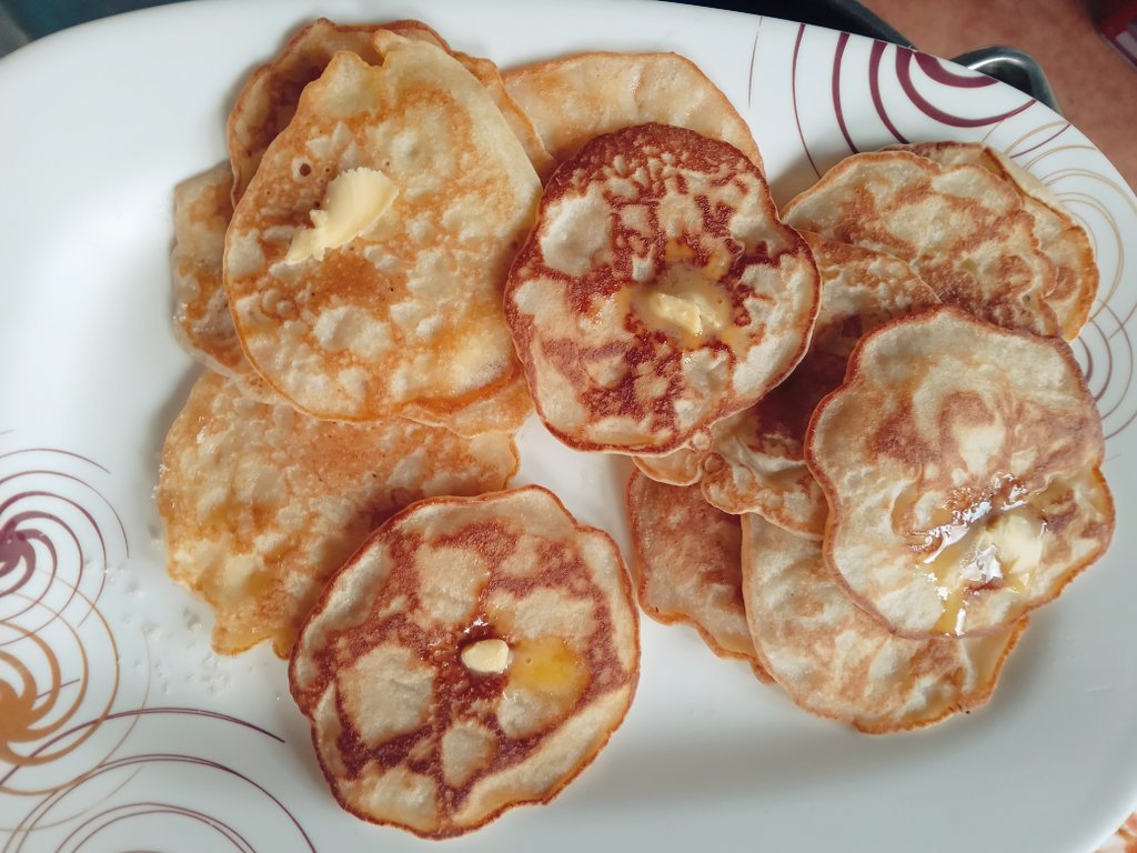 diisquoverii's tweet photo. been tired doing stuff and thinking too much the whole day. pancakes! #pancakes #funcakes #sunday https://t.co/kVOjNkOsdF