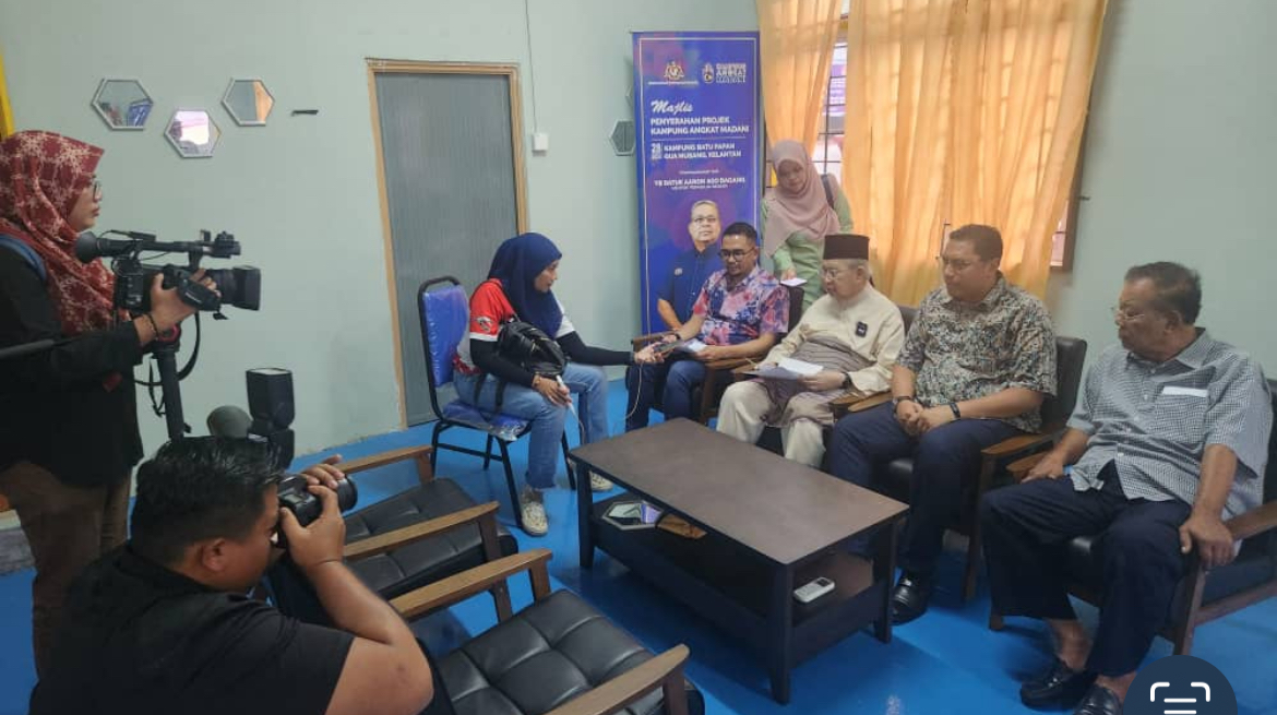weechookeong's tweet photo. TITAH ADDENDUM

UMNO Bahagian Gua Musang berpendapat & berpendirian:

1. Kerajaan & PM Dato Seri Anwar Ibrahim telah dengan segaja menyembunyikan titah Addendum & mengkhianati prinsip berterus-terang (Candour Principle) yg sepatunya dijunjung Kerajaan.

2. Sebagai PM, beliau jelas terikat dengan ikrar sumpah taat setia kepada YDPA serta Perlembagaan Persekutuan & sebarang keingkaran, menyembunyi atau menafi titah YDPA merupakan suatu PENDERHAKAAN besar kpd Raja & Negara.

3. Tindakan PM yg tidak konsisten dgn jawapan2 sebelum ini jelas menampakkan wujudnya kelemahan ketara bagi seorang PM. Adalah tidak wajar & tidak mungkin bagi seorang PM tidak tahu secara jelas kewujudan titah Addendum.
 
4.  Manakala bagi mereka2 yg turut terlibat dalam menyembunyikan titah Addendum ini wajar dikenakan tindakan kerana kesalahan menyembunyikan fakta & dokumen penting Kerajaan, juga degan segaja menghalang keadilan (OBSTRUCTION OF JUSTICE) apalagi sehingga Mahkamah telah membuat keputusan yg salah juga telah melakukan suatu tindakan kesalahan jenayah.

UMNO Bahagian Gua Musang 
Bertarikh 19.1.2025

#Titah  #Addendum #Sorok #Derhaka #PerlembagaanPersekutuan #FederalConstitution   #GuaMusang #UMNO #Najib #TengkuRazaleigh #HouseDetention #HouseArrest #ObstructionOfJustice #YDPA #Agong
