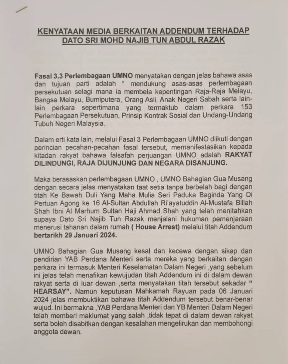 weechookeong's tweet photo. TITAH ADDENDUM

UMNO Bahagian Gua Musang berpendapat & berpendirian:

1. Kerajaan & PM Dato Seri Anwar Ibrahim telah dengan segaja menyembunyikan titah Addendum & mengkhianati prinsip berterus-terang (Candour Principle) yg sepatunya dijunjung Kerajaan.

2. Sebagai PM, beliau jelas terikat dengan ikrar sumpah taat setia kepada YDPA serta Perlembagaan Persekutuan & sebarang keingkaran, menyembunyi atau menafi titah YDPA merupakan suatu PENDERHAKAAN besar kpd Raja & Negara.

3. Tindakan PM yg tidak konsisten dgn jawapan2 sebelum ini jelas menampakkan wujudnya kelemahan ketara bagi seorang PM. Adalah tidak wajar & tidak mungkin bagi seorang PM tidak tahu secara jelas kewujudan titah Addendum.
 
4.  Manakala bagi mereka2 yg turut terlibat dalam menyembunyikan titah Addendum ini wajar dikenakan tindakan kerana kesalahan menyembunyikan fakta & dokumen penting Kerajaan, juga degan segaja menghalang keadilan (OBSTRUCTION OF JUSTICE) apalagi sehingga Mahkamah telah membuat keputusan yg salah juga telah melakukan suatu tindakan kesalahan jenayah.

UMNO Bahagian Gua Musang 
Bertarikh 19.1.2025

#Titah  #Addendum #Sorok #Derhaka #PerlembagaanPersekutuan #FederalConstitution   #GuaMusang #UMNO #Najib #TengkuRazaleigh #HouseDetention #HouseArrest #ObstructionOfJustice #YDPA #Agong