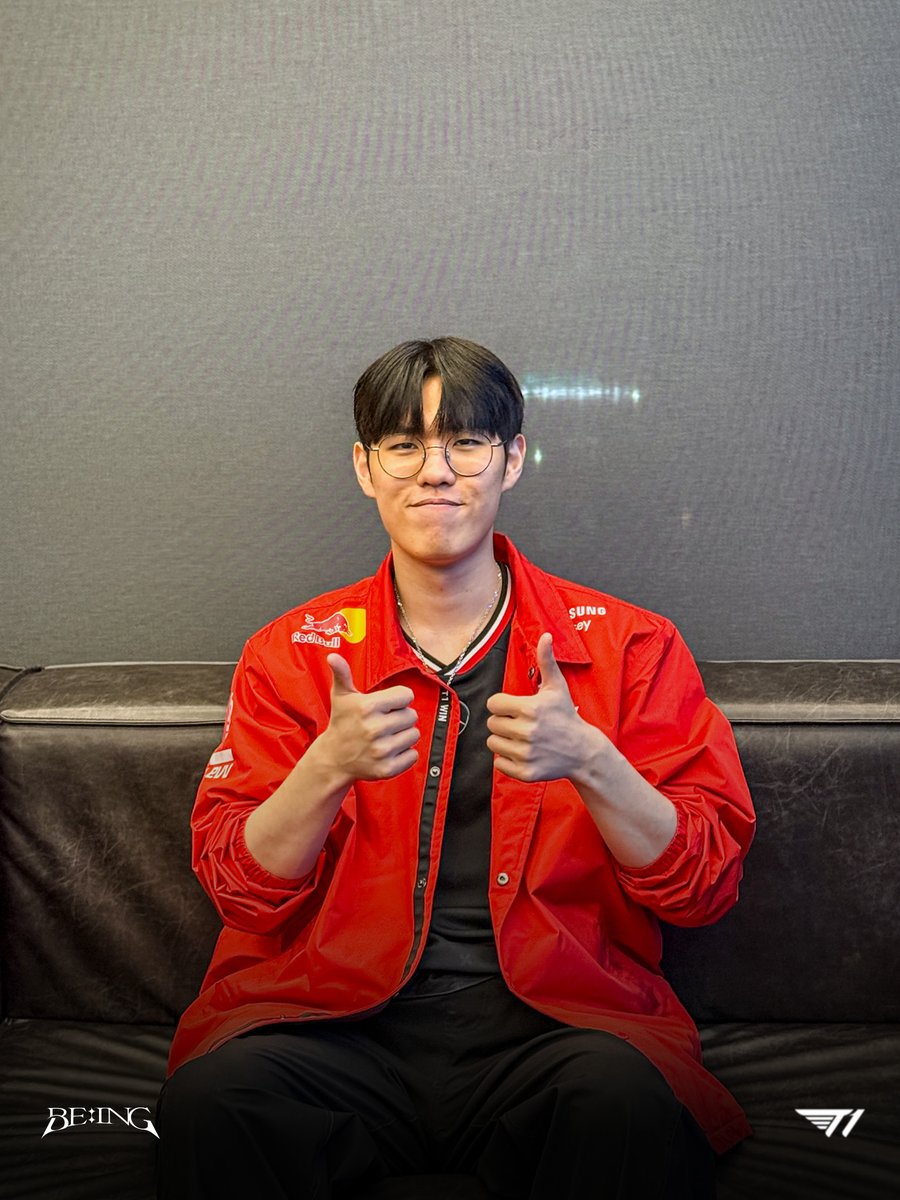 T1LoL's tweet photo. 𝟐𝟎𝟐𝟓 𝐋𝐂𝐊 𝐂𝐔𝐏: 𝐏𝐎𝐌 𝐏𝐡𝐨𝐭𝐨

첫 번째 POM 후기입니다~🍅

'Oner': Happy to be the first POM of 2025!🍅

#TogetherAs1 https://t.co/w0ldyoG7aA