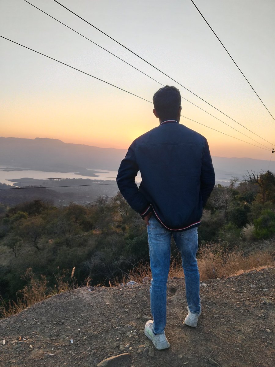 the_amn_ydv's tweet photo. Chasing sunsets and dreams 🌅✨
#sunsetphotography #evening https://t.co/pl31qtB8bp