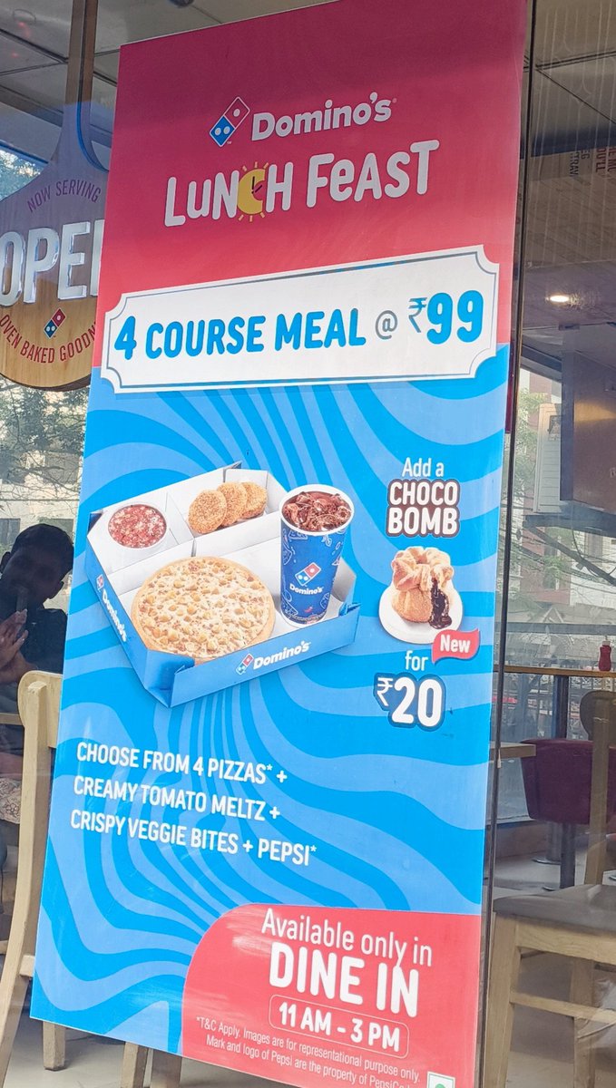 MUpums's tweet photo. This is your offer, look carefully where is it written in it? Is it compulsory? There is a fake loot going on and the staff is saying that if you complain then nothing will happen @dominos_india @dominos #falseadvertisment #fraud #dominoz Patel Nagar Delhi https://t.co/9wk6xYIHCn