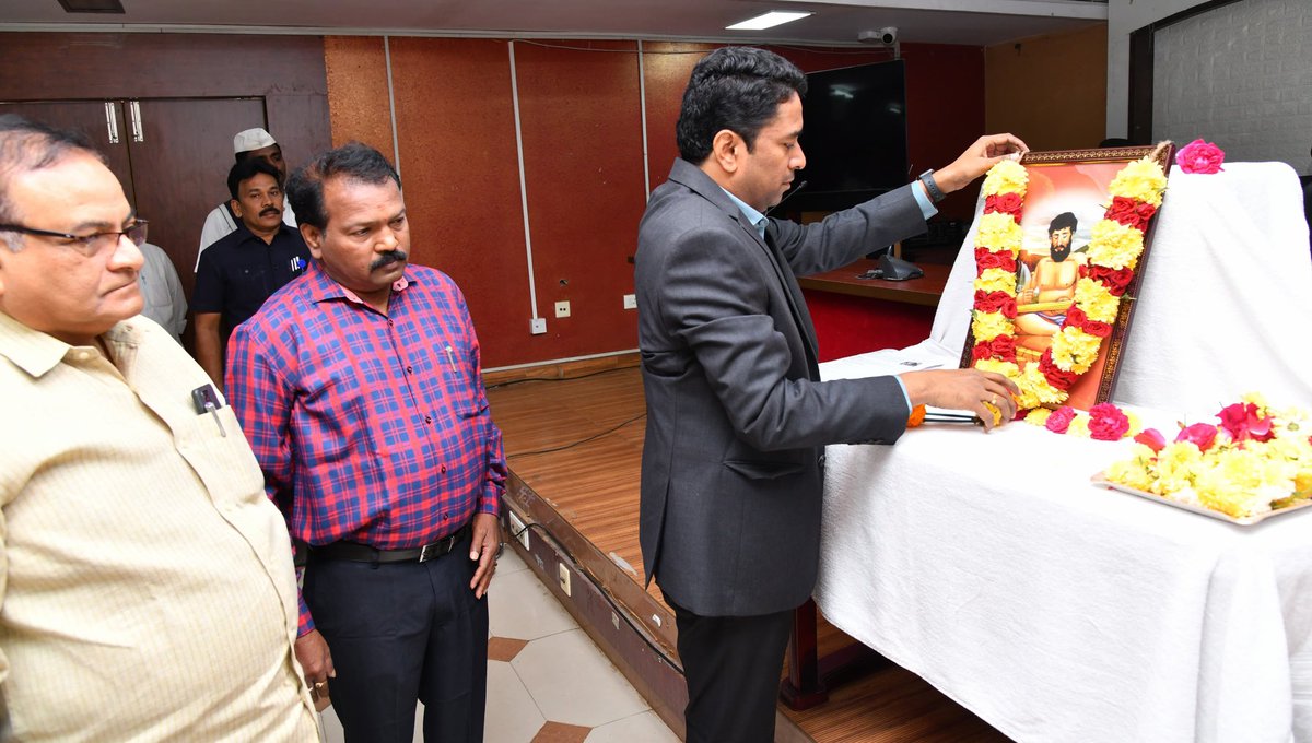 Collectorntr's tweet photo. “యోగి వేమన రచనలు నైతిక విలువలకు పునాదులు”.  జ్ఞానవంతమైన సమాజం కోసం ప్రతి వ్యక్తి ఆచరించాల్సిన నైతిక విలువలను వెయ్యేళ్ళ క్రితమే ప్రజా కవి వేమన తన రచనల ద్వారా సమాజాన్ని మేల్కొల్పారు. 

యోగి వేమన జయంతి సందర్భంగా జిల్లా కలెక్టర్ కార్యాలయంలో  జరిగిన కార్యక్రమంలో వేమన చిత్రపటానికి పూలమాలవేసి నివాళులర్పించారు కలెక్టర్ , జిల్లా రెవెన్యూ అధికారి, డిఆర్ డిఏ ప్రాజెక్ట్ డైరెక్టర్ తదితరులు.
