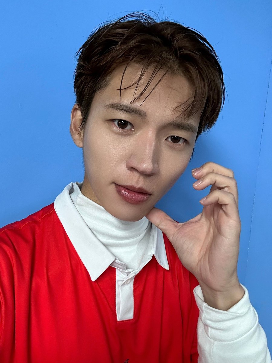 [📺]
⠀
오늘 저녁, 오후 7시 10분 ~
JTBC <뭉쳐야 찬다3>에 출연합니다!

핫팩이 왜 필요해요?
우현이 보면 따뜻해지는데🌞
따듯한 주말 저녁 예열 완💛

#남우현 #NAMWOOHYUN
#JTBC #뭉쳐야찬다3