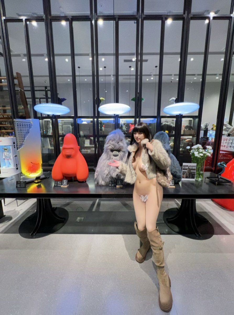 lucyannasxi's tweet photo. OOTD-0119

If you're the Gorilla 🦍 , where would you look at ？ https://t.co/2pKIqOh0lO