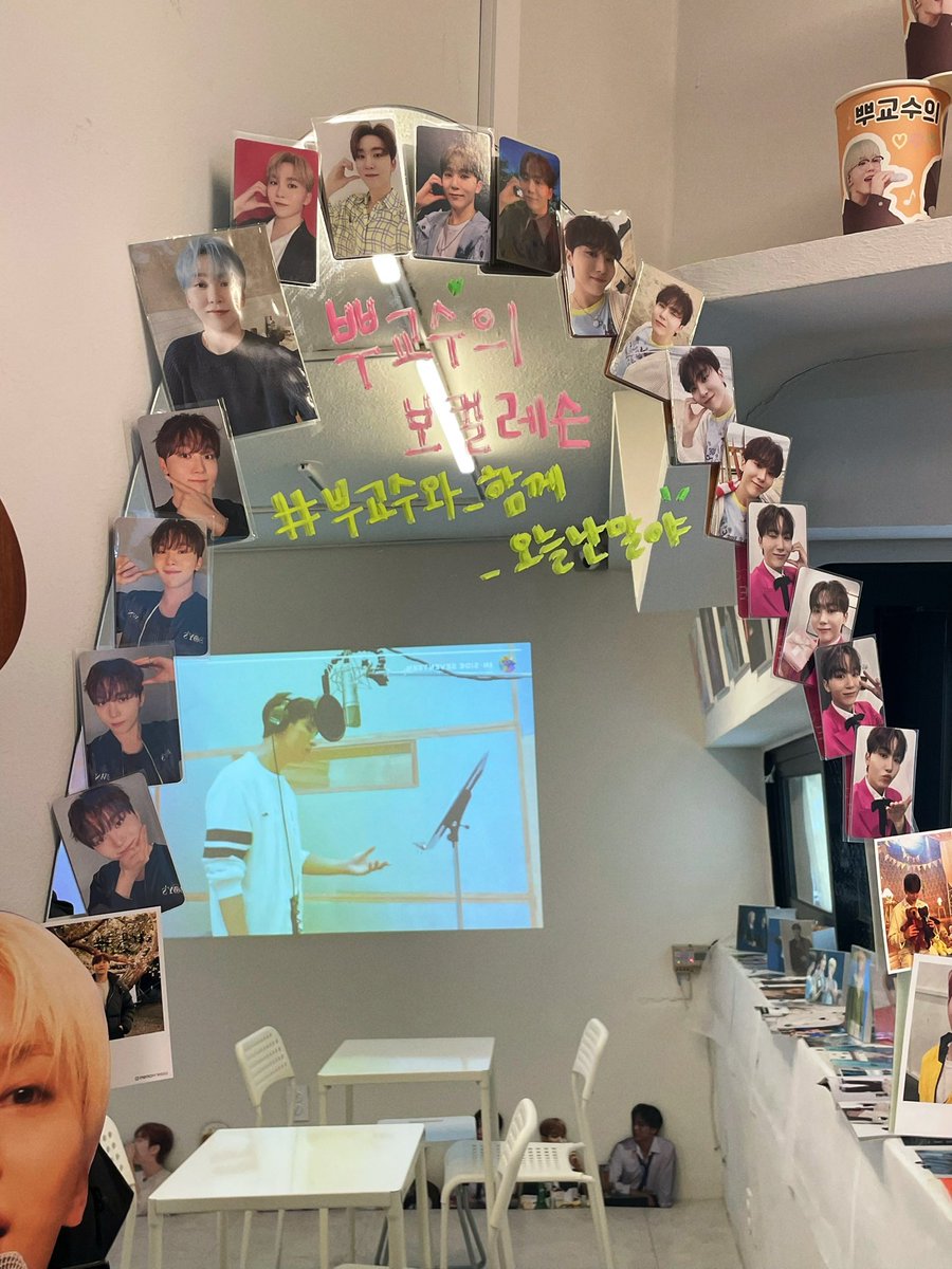 hi_sol717's tweet photo. 250117 승관이 생카
📍뿌교수의 보컬레슨

여러군데 들려볼 예정이었으나 시간이슈로 딱 한군데만 가보자 한 곳이 요기 !
들어가자마자 스텝분들의 에너지와 활기참이 가득했어요 ! 승관이랑 마주보며 사진찍을수 있다고 하셨지만 몰골이 말이아니기에 승관이만 찍깈ㅋㅋㅋㅋ
내가 오기 몇십분전에 부끄 왔다갓다고 . . 흐엉 
(부끄 다음에 만나) 
럭드할때도 두구두구 효과음넣어주시고ㅎㅎ 말도 많이 걸어주신 스텝분들 ! 
감사해요 예쁜 생카 열어주셔서😉

#뿌교수와_함께_오늘난말야
#BOO_Day_OHNEULNANMALYAH