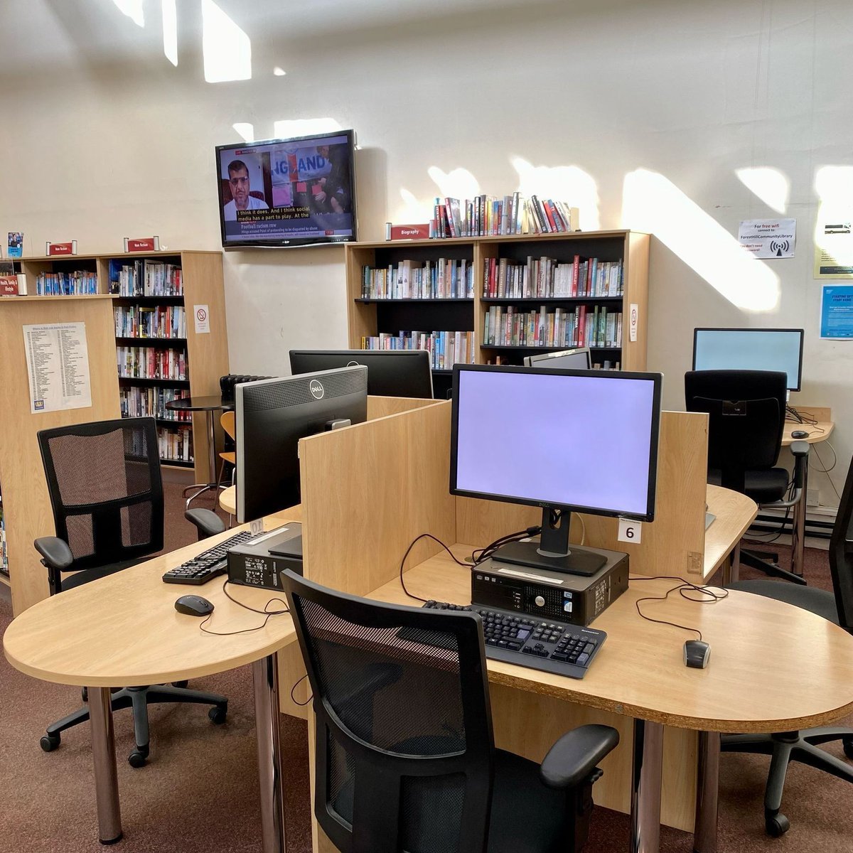 LibrarySE23's tweet photo. We’re here to welcome you at Forest Hill Library.
If you need a quiet space to work, job search, browse the internet or just want to read
Our 15 study desks, tables & 17 computers are ready for you to use #SE23 #workspace #studytable @LewishamLibs @londonlibraries @LDNLibraries https://t.co/6qQVSnbFIa