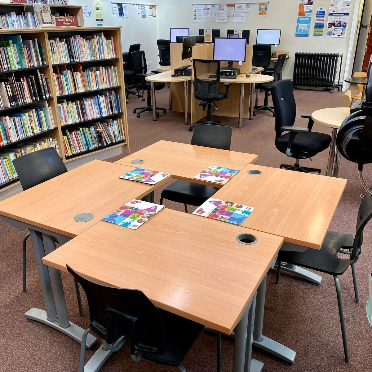 LibrarySE23's tweet photo. We’re here to welcome you at Forest Hill Library.
If you need a quiet space to work, job search, browse the internet or just want to read
Our 15 study desks, tables & 17 computers are ready for you to use #SE23 #workspace #studytable @LewishamLibs @londonlibraries @LDNLibraries https://t.co/6qQVSnbFIa