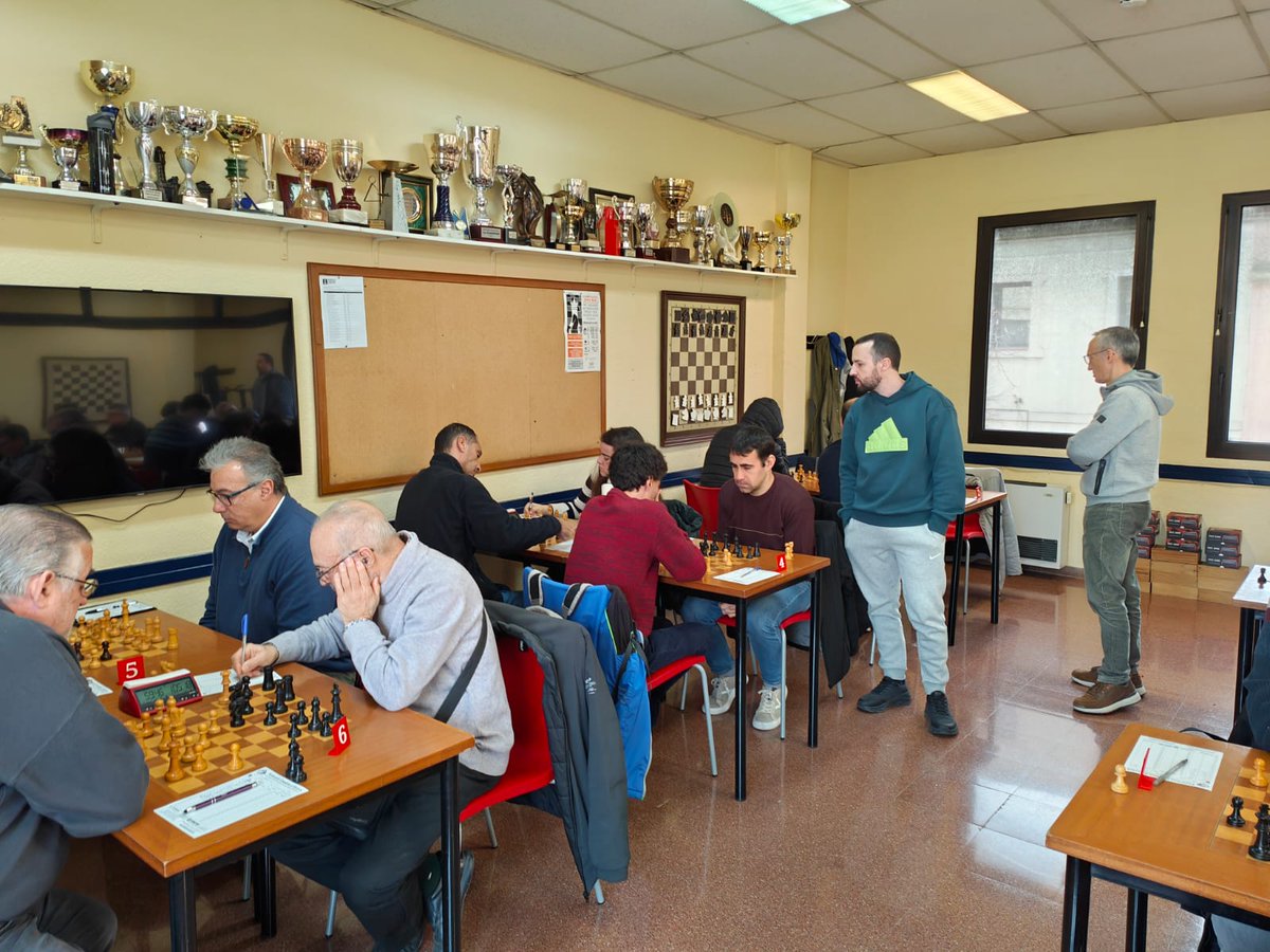 EscacsSantBoi's tweet photo. Comença avui  la #LligaEscacs 2025 pels 4 equips santboians i rebem els equips rivals a casa. Esperem donar molta guerra al taulell i fer bones partides 💪🏼.Tota la informació al web de @escacs_cat https://t.co/sqsdnIXF5y https://t.co/3EzHMufUYt