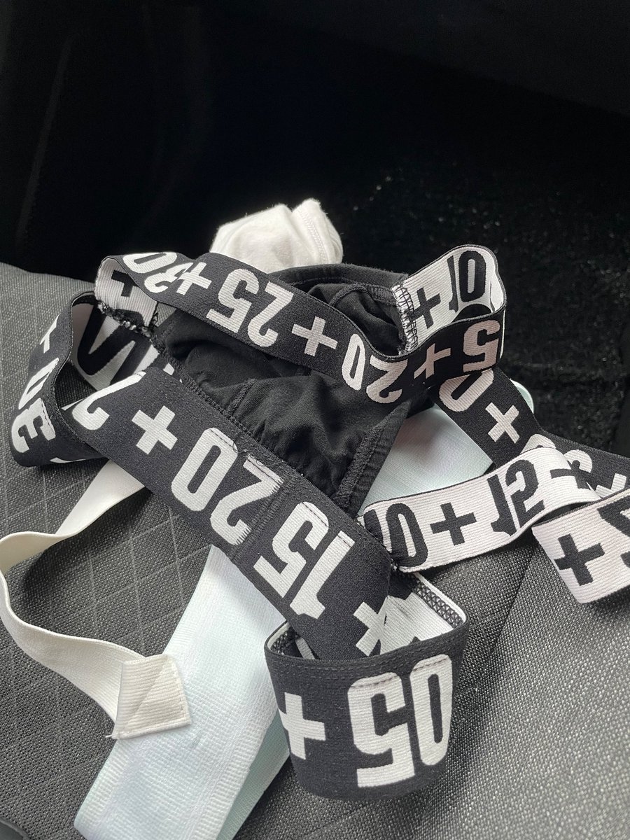 Gaogang94's tweet photo. 刚刚去洗衣店收烘干好了的衣服时，不小心把内裤掉了出来，后面刚好有个马来小哥哥，不知道他有看到吗？🫢😂😅 https://t.co/Yk8f1VHPbV