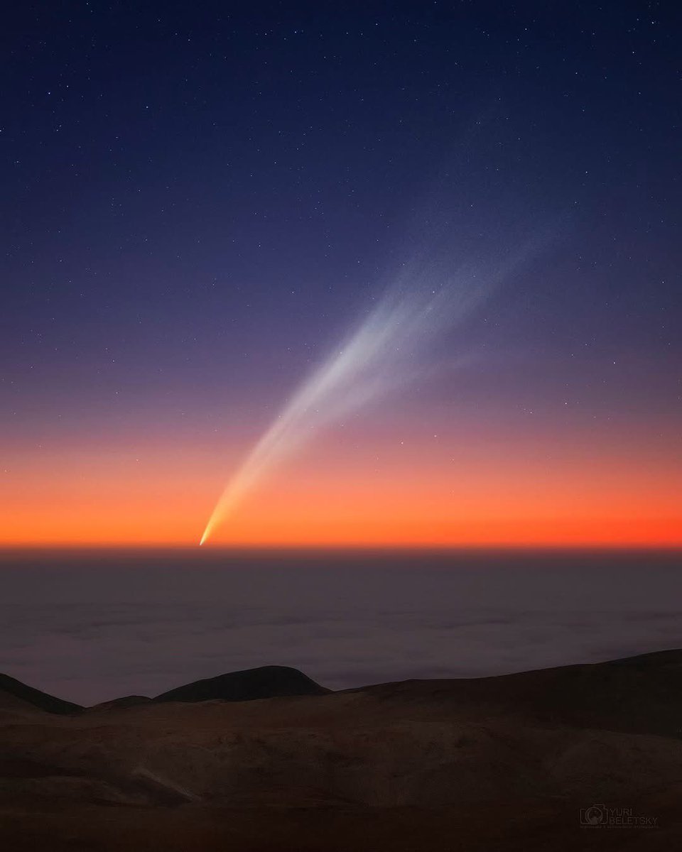 PanatpongJ's tweet photo. Comet C/2024 G3 (ATLAS) and its 10 to 12-degree long  (comparable to 20-24 full moon) ☄️

📷@YBeletsky 

#comet #c2024g3 #atlas #paranal #eso #chile #twilight #astronomy #astrophotography  #canon #planitpro #alerta https://t.co/zWd5NlsgDX
