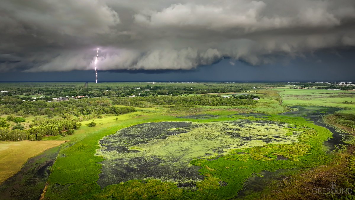 OreboundImages's tweet image. Screen grab from the drone video with one of the many #lightning strikes that were landing over by Robertson Barracks ⚡️

#drone #TopEnd #storms #StormHour