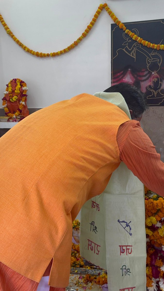 ram_niwass's tweet photo. लखनऊ जिले की विधानसभा बी.के.टी कुर्सी रोड़ के निकट अवध पुरम कालोनी के अध्यक्ष श्���ी राजेश तिवारी जी, एवं समस्त कालोनी वासियों की तरफ से शिव मन्दिर की  प्राण प्रतिष्ठा के शुभ अवसर पर ��पस्थित होकर महादेव जी का आशीर्वाद लिया I 
हर हर महादेव 🚩🚩🚩🚩
#PMOIndia #pmomodi #sunilbansal https://t.co/0JMgkphli8