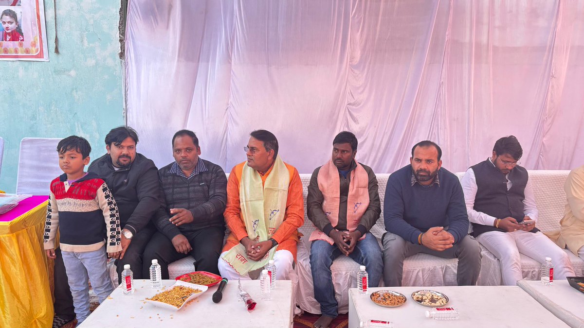 ram_niwass's tweet photo. लखनऊ जिले की विधानसभा बी.के.टी कुर्सी रोड़ के निकट अवध पुरम कालोनी के अध्यक्ष श्���ी राजेश तिवारी जी, एवं समस्त कालोनी वासियों की तरफ से शिव मन्दिर की  प्राण प्रतिष्ठा के शुभ अवसर पर ��पस्थित होकर महादेव जी का आशीर्वाद लिया I 
हर हर महादेव 🚩🚩🚩🚩
#PMOIndia #pmomodi #sunilbansal https://t.co/0JMgkphli8
