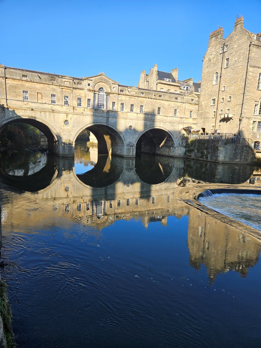 Lovely to see increasing sightings of otters around Pulteney Bridge - even if they do have a habit of upstaging our guides at times! Bath's landscape setting is partly why Bath is a World Heritage Site. #bathguides #visitbath

bbc.co.uk/news/videos/cq…