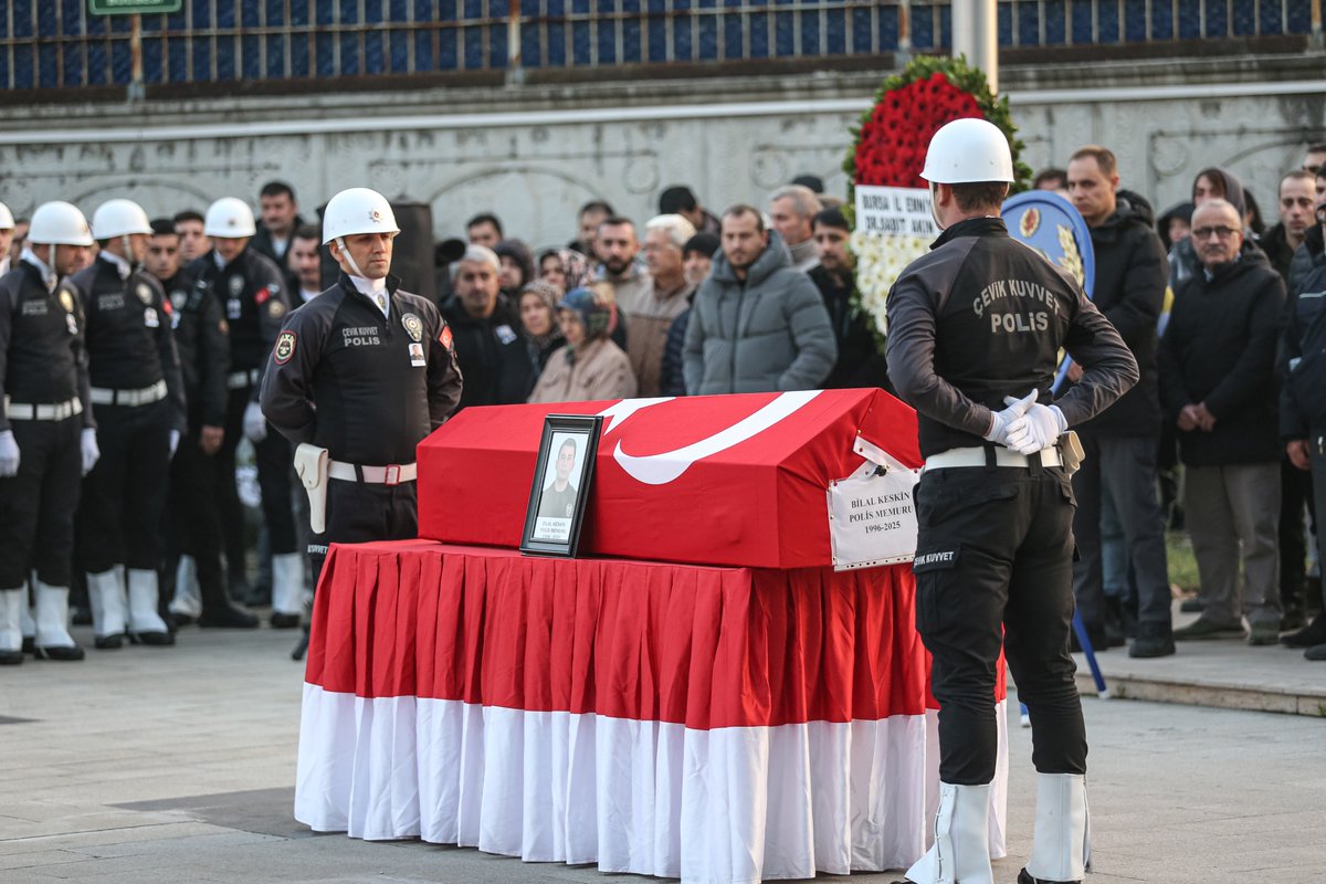 pusholder's tweet photo. Yeni doğan bebeğine anne sütü götürürken kaza geçirip hayatını kaybeden şehit polis memuru Bilal Keskin'e tören düzenlendi. https://t.co/XFt2ap8y0M