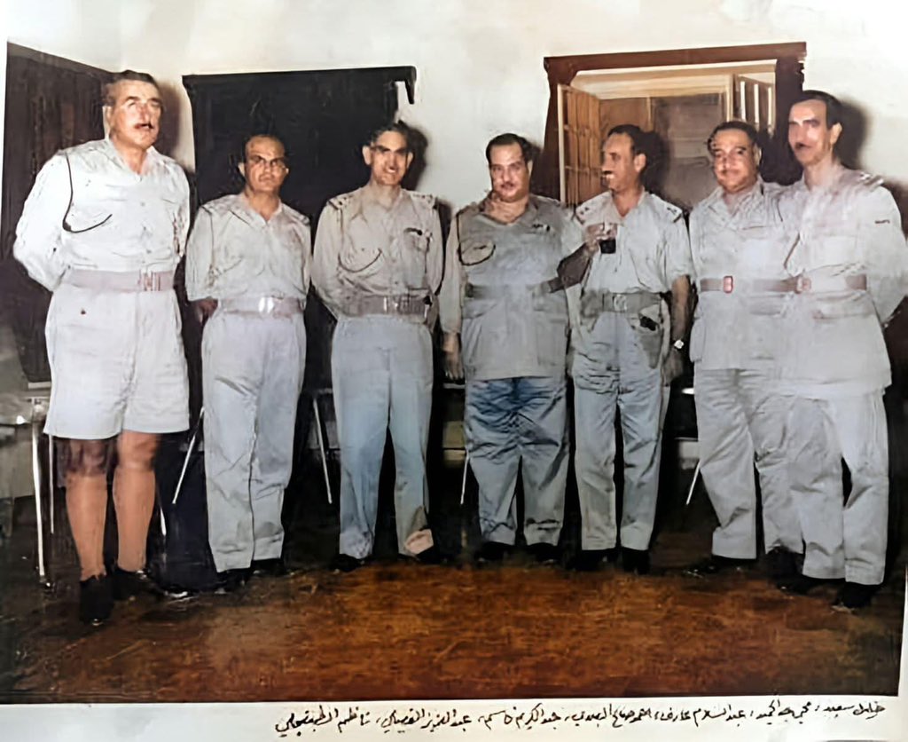 💥💥 هؤلاء ضباط تم قبولهم بالكلية العسكرية بأستثناءات عديدة … شكلوا تنظيم انقلابي (هم واخرين لم يظهروا بهذه الصورة )وعندما نجح انقلابهم الاسود في 14 تموز 1958 تآمر بعضهم على بعض واعدم اغلبهم على يد رفاقهم بالانقلاب ومن بقي حياً منهم سجن بنفس القصر الذي خانوا اصحابه واهينوا شر