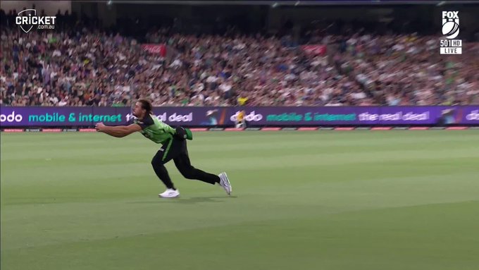 That is a sensational catch at the MCG!  📹 Credits: Twitter/BBL